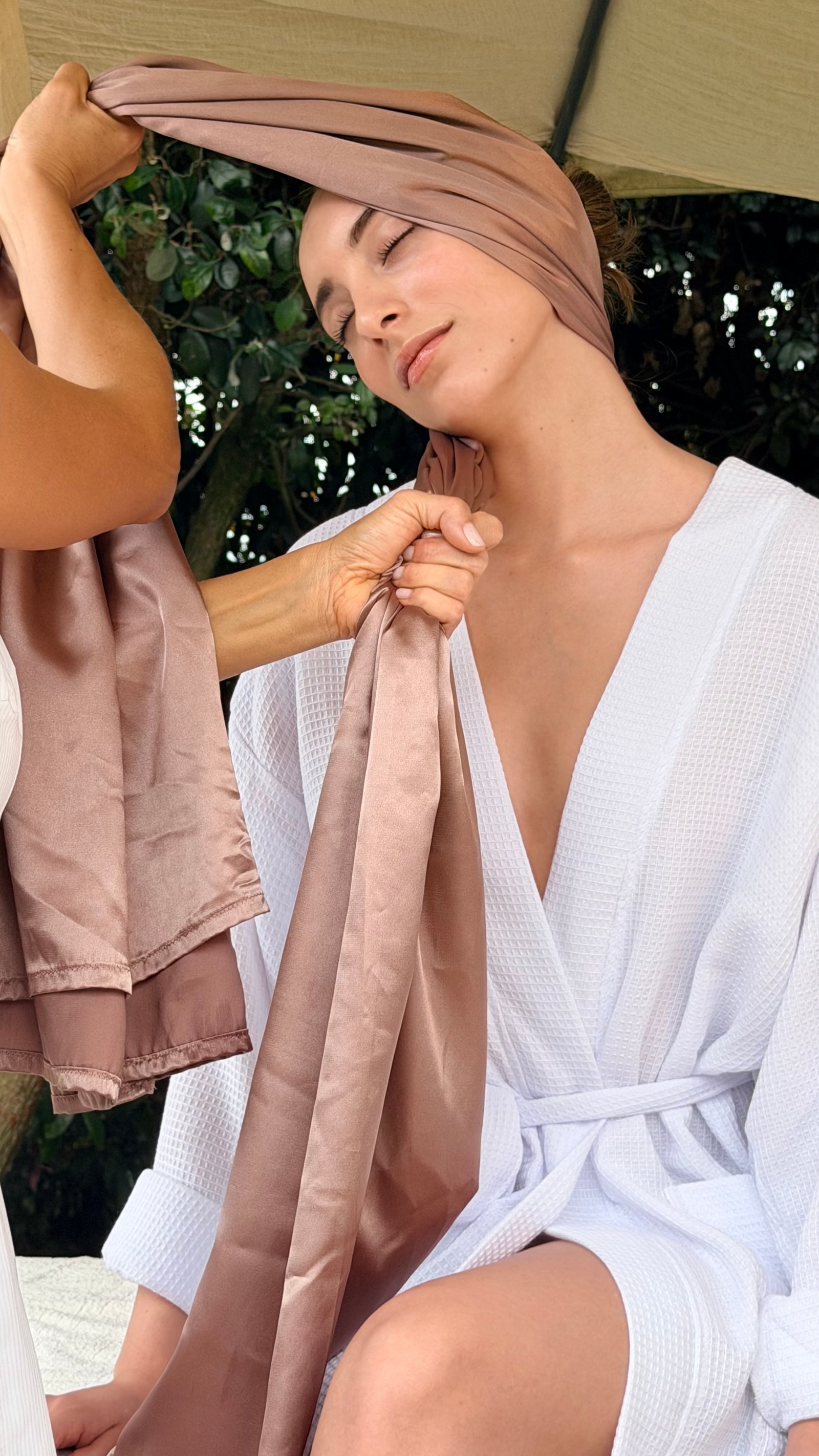 Terapeuta aplicando crema hidratante en spa profesional